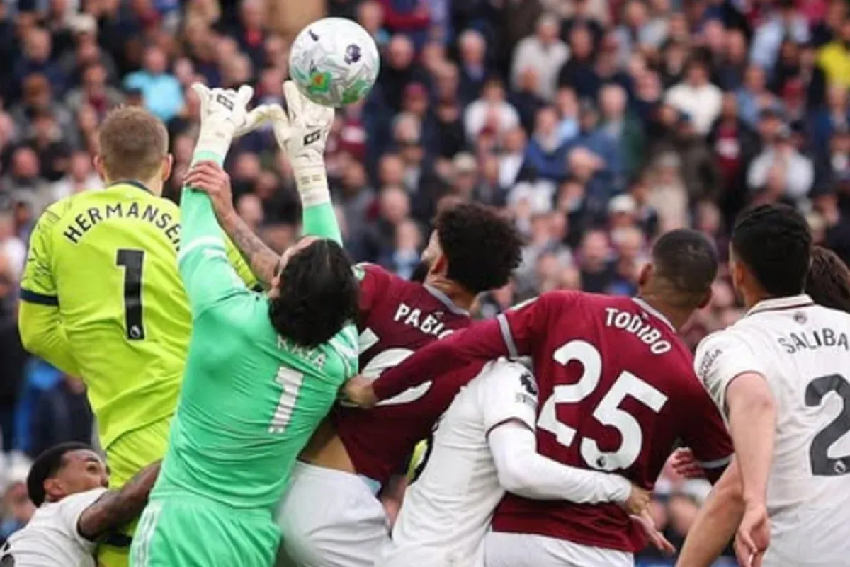 'They bully defences' - Ikpeba criticises Arsenal after controversial VAR decision in win at West Ham
