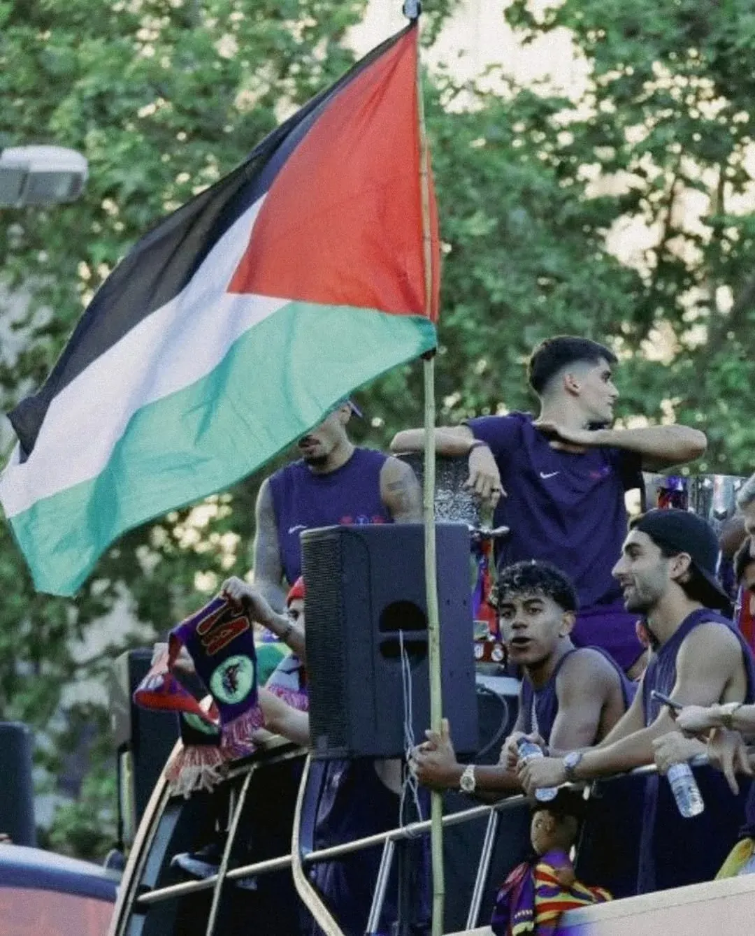 Lamine Yamal sparks global reactions after raising Palestinian flag during FCB title parade