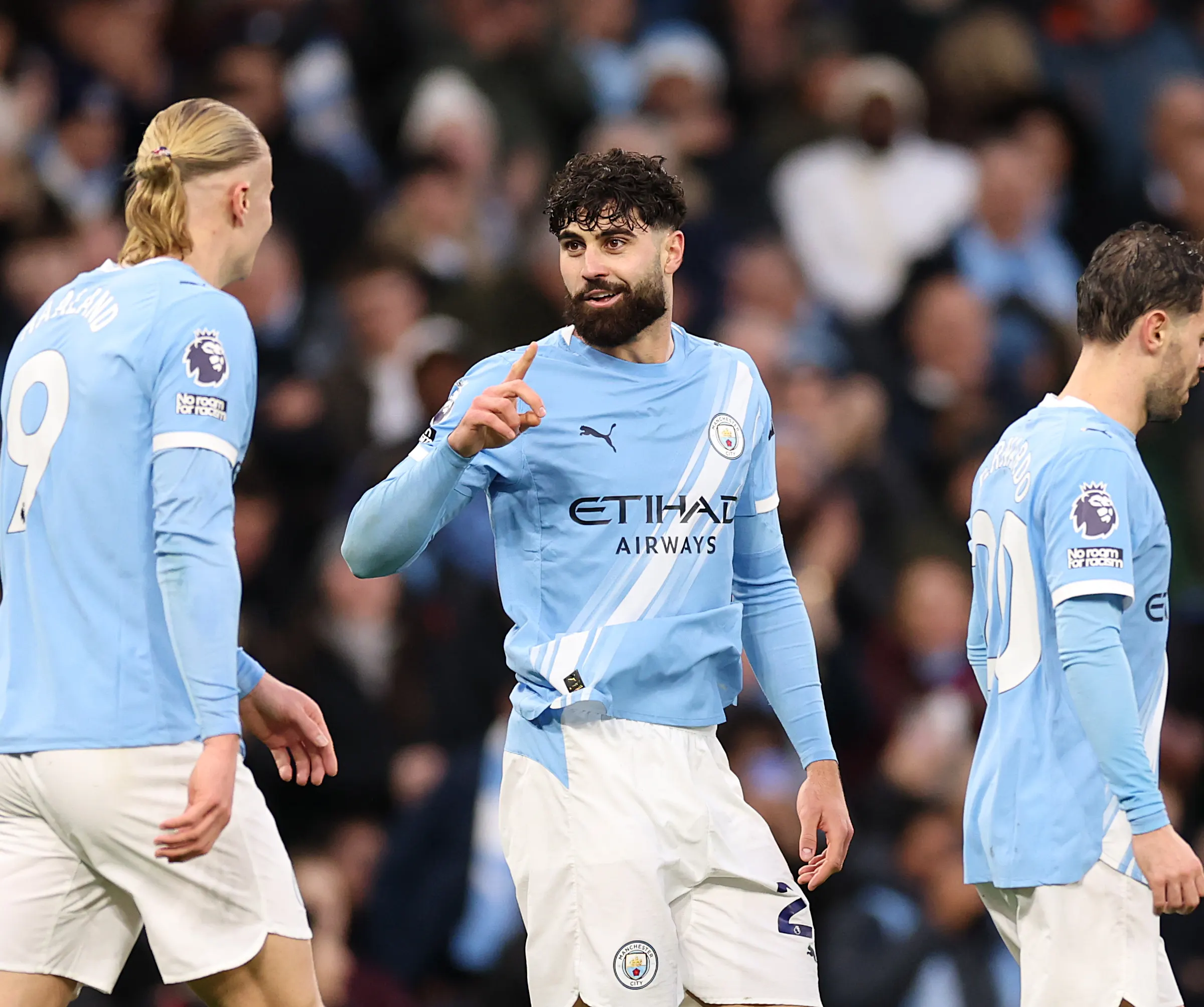 Manchester City defender offers himself to Real Madrid