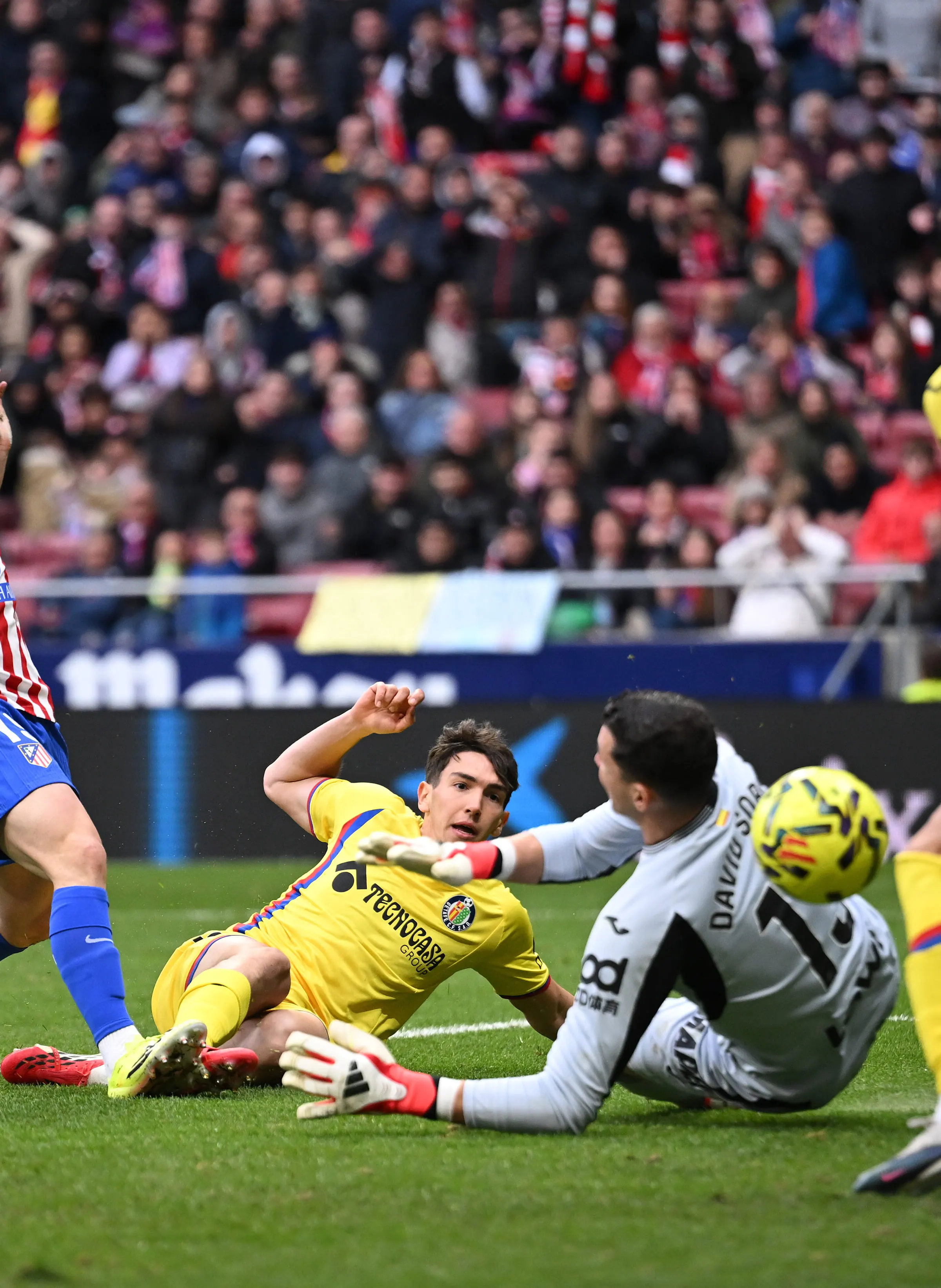 Paris Saint-Germain offer two players to Atletico Madrid in Julian Alvarez talks