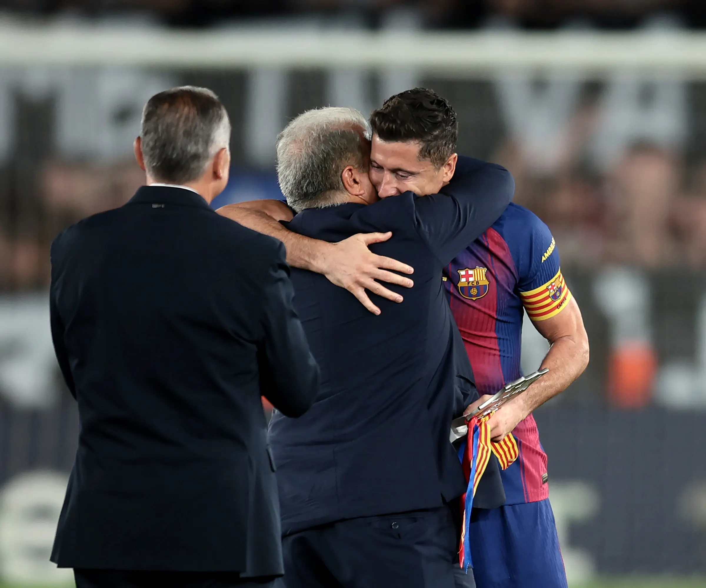 Barcelona teammates pay tribute to departing Robert Lewandowski – “Not many players can be like this at 37”