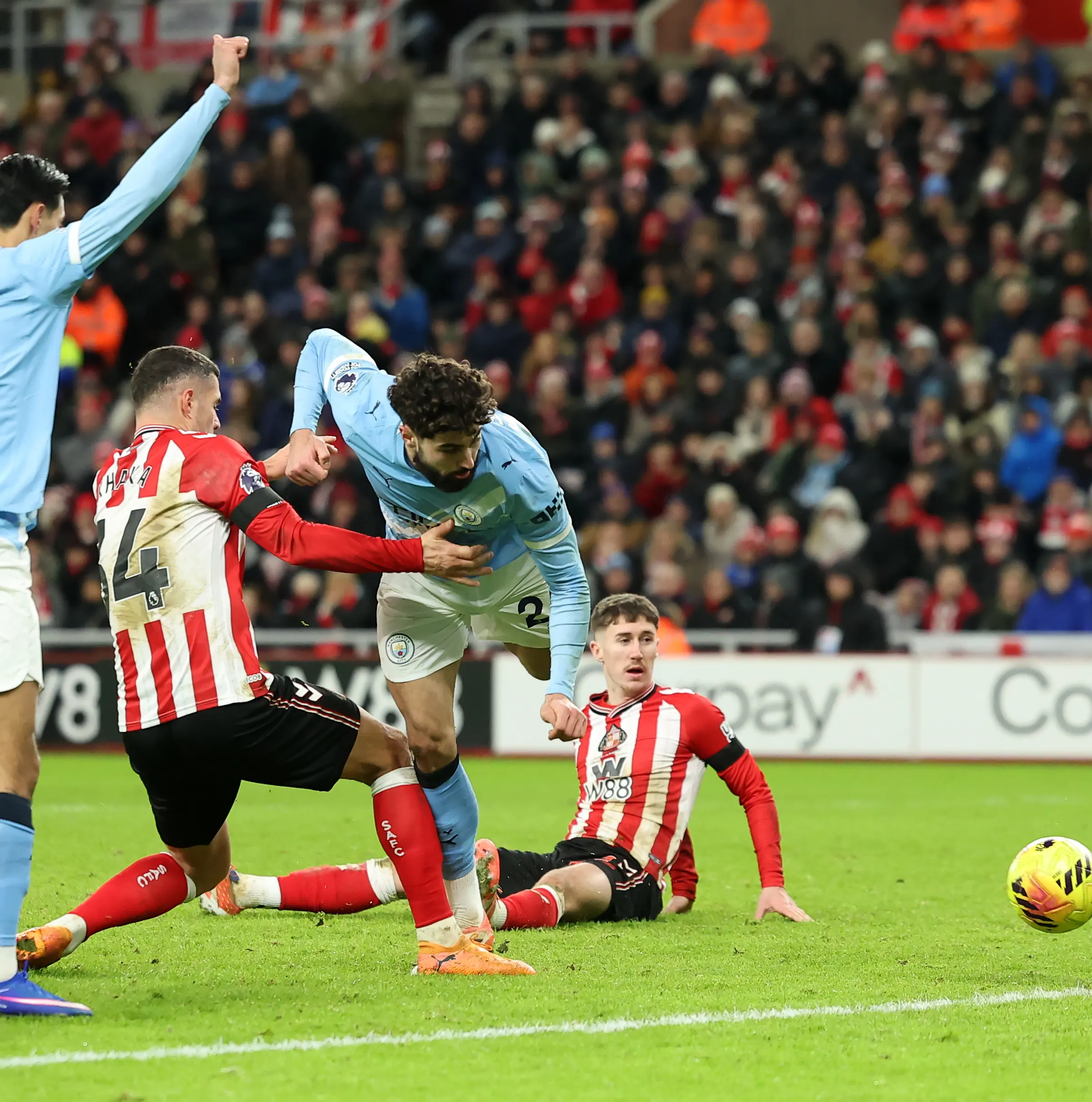 Real Madrid make contact with agent of Manchester City defender