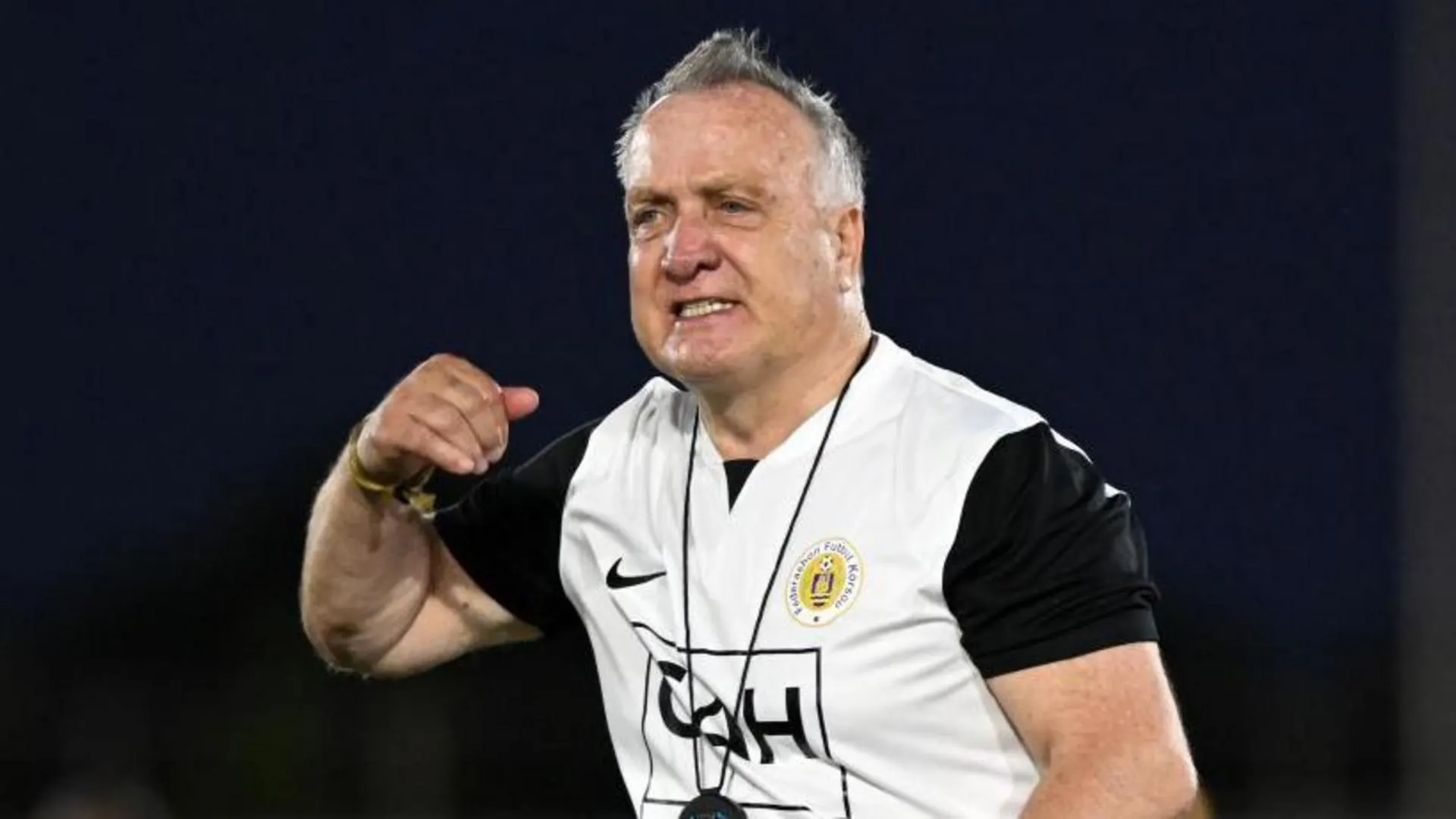 Advocaat open to return as Curacao boss resigns